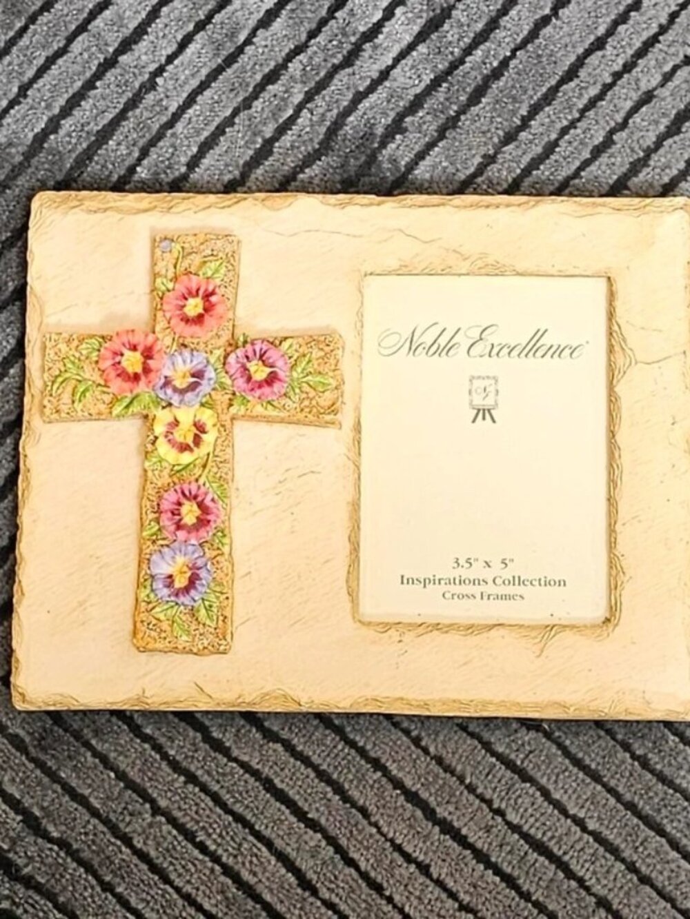 Noble Excellence 3.5 x 5" cross frame with floral design